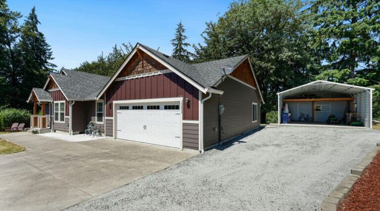 Maison avec grand garage à l'avant-plan